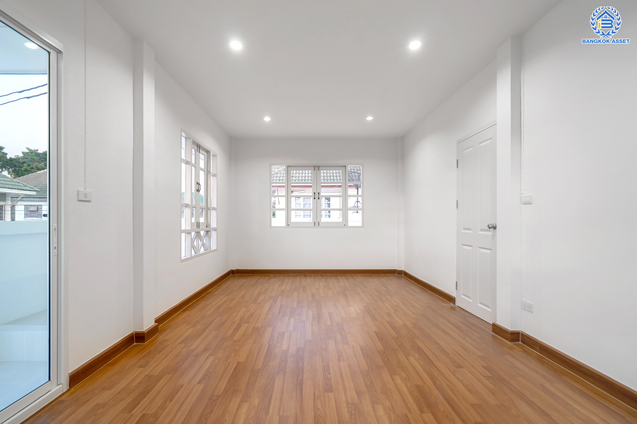 บ้านมือสองตกแต่งใหม่ ม.ดิเอมเมอรัลด์พาร์ค2 บางกรวย-ไทรน้อย เนื้อที่ 58.9 ตร.ว. ฟังก์ชัน 5 ห้องนอน 3 ห้องน้ำ 1 ห้องอเนกประสงค์ 2 ที่จอดรถ บนทำเลศักยภาพ เชื่อมสู่ถนนชัยพฤกษ์ เพียง 5 นาที ใกล้เซ็นทรัลเวสต์เกต และรถไฟฟ้าสายสีม่วง "สถานีบางพลู"...